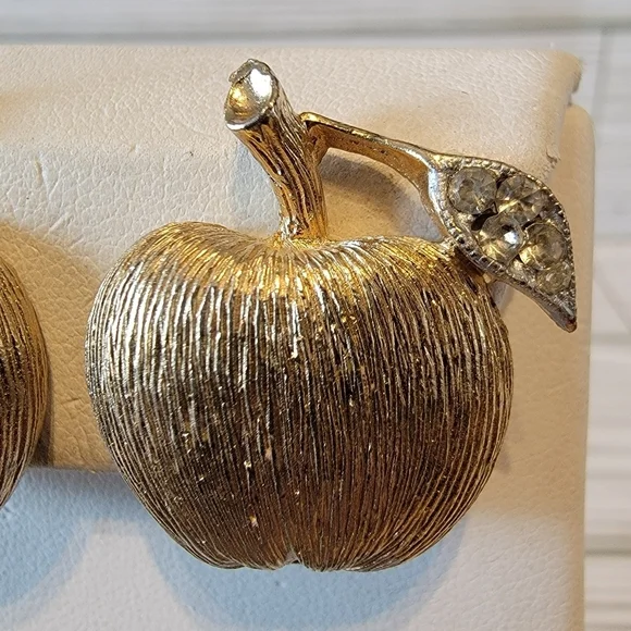 F10 Vintage BSK Stamped Gold-tone Apple Clip-on Earrings - Picture 3 of 3